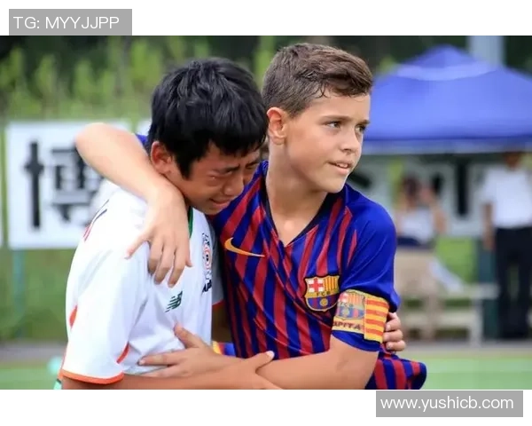 小朋友足球队挑战顶级球星展开激烈对抗赛展现惊人实力 小朋友足球队挑战顶级球星展开激烈对抗赛展现惊人实力