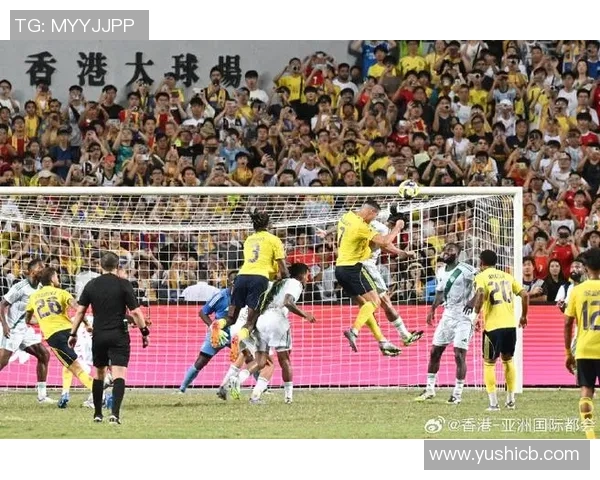 足球巨星变身老者街头打球 让你见识不一样的足球魅力与幽默瞬间